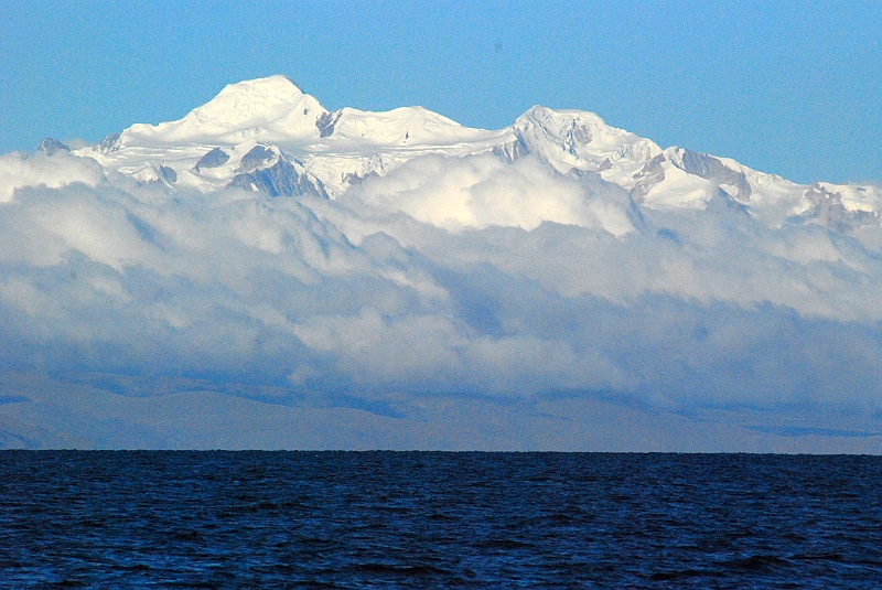 Laura i Astronom_super-70.JPG - Tafla jeziora Titicaca jest na wysokości ponad 3800 m.n.p.m. W połączeniu z jego ogromem robi to naprawdę dziwne wrażenie. Nasze Rysy są dobry kilometr niżej! (Zdjęcie: Laura i Astronom)